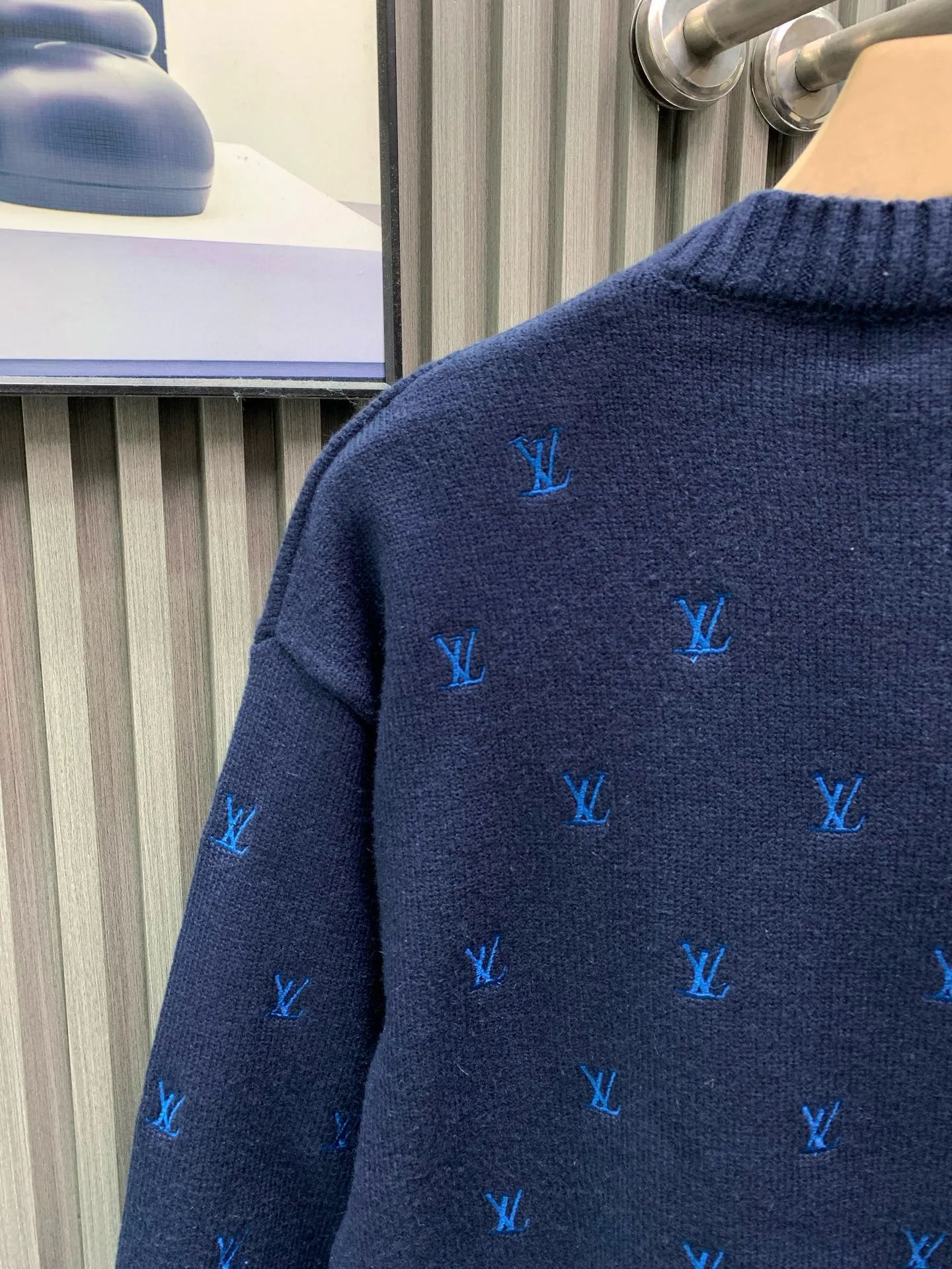 🅿️400 🀄️ Louis Vuitton 1*v full logo small embroidered round neck sweater. Originally purchased after 15,000. Fei Dong co-branded series. Fixed color and dyed sheep wool material. 7S special custom weaving and dyeing yarn. Hanging wool tissue piece. Made of sheep wool material knitted piece. The texture of the fabric is clear and rich. The whole piece is made with full embroidery technology. There are about 168 small embroideries. The embroidery uses fixed-dyed matte embroidery thread on the board and the stitch embroidery process. The pattern is embroidered with thousands of Tajima machine needles. The fine stitching method is dense and ultra-high density without revealing white. The pattern is clear and the lines and three-dimensional sense are strong to enrich the overall picture space. Special cotton wool material is washed and treated. The elastic fiber of sheep wool gives the fabric a high degree of resilience, allowing the clothes to maintain a lasting freshness and durability. Due to its fiber structure and special scale structure, sheep wool also has excellent warmth retention properties and anti-wrinkle properties. Keeps you warm and looks stylish